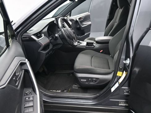 Used 2021 Toyota RAV4 SE w/ Weather & Moonroof Package AWD/4WD image 17