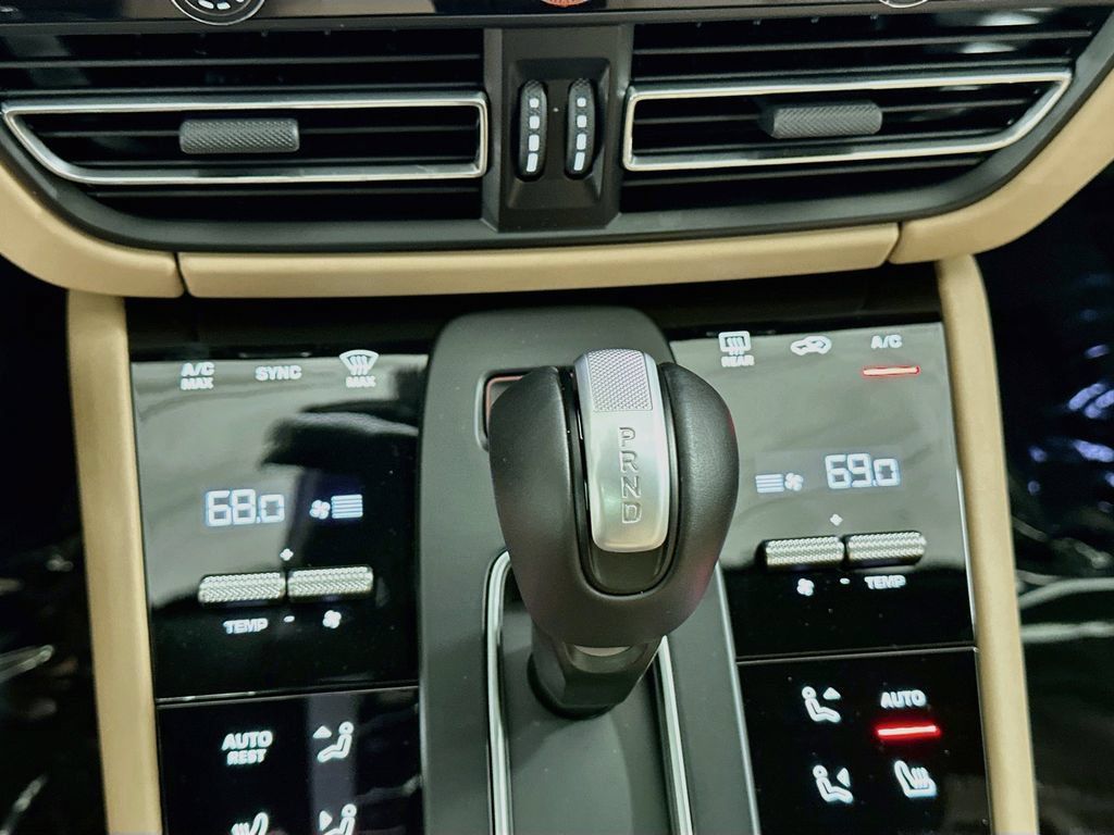 Certified 2025 Porsche Macan AWD/4WD image 17