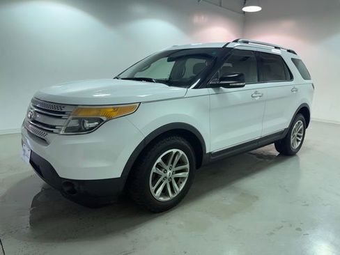 Used 2014 Ford Explorer XLT image 3