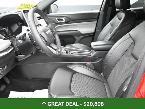 Used 2025 Jeep Compass Latitude image 30