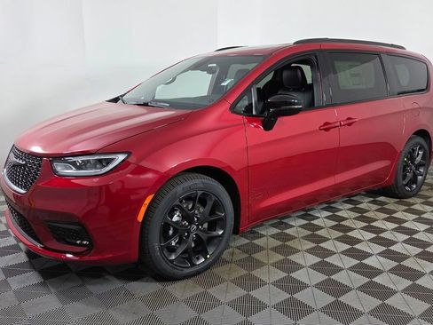New 2026 Chrysler Pacifica Select image 3