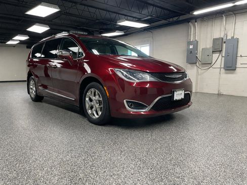 Used 2017 Chrysler Pacifica Limited FWD image 2