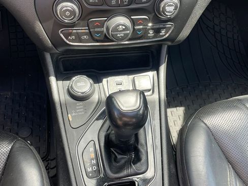 Used 2021 Jeep Cherokee Limited AWD/4WD image 15