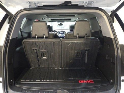 Used 2023 GMC Acadia SLT w/ Preferred Package image 6