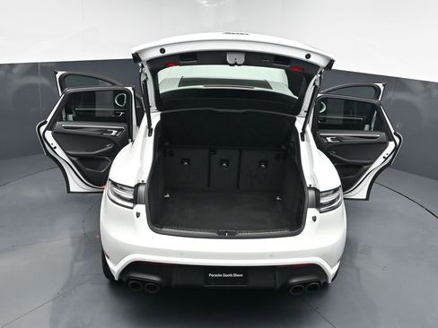 Used 2025 Porsche Macan AWD/4WD image 30