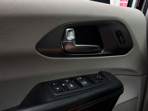 Used 2023 Chrysler Pacifica Touring-L FWD image 25