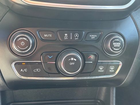 Used 2019 Jeep Cherokee Latitude Plus w/ Cold Weather Group image 18