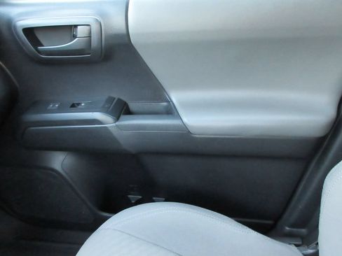 Used 2020 Toyota Tacoma SR AWD/4WD image 32