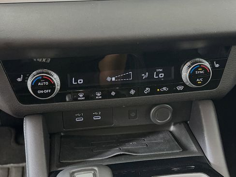 Used 2025 Mitsubishi Outlander SE image 24