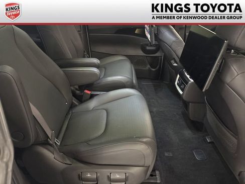 Used 2025 Kia Carnival SX Prestige FWD image 1