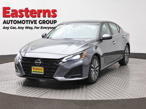 Used 2023 Nissan Altima 2.5 SV FWD image 1