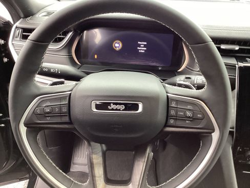 Used 2024 Jeep Grand Cherokee Limited w/ Luxury Tech Group II image 17