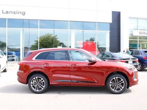 Used 2025 Audi Q5 Premium Plus w/ Premium Plus AWD/4WD image 2
