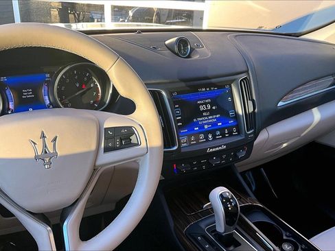 Used 2017 Maserati Levante image 6