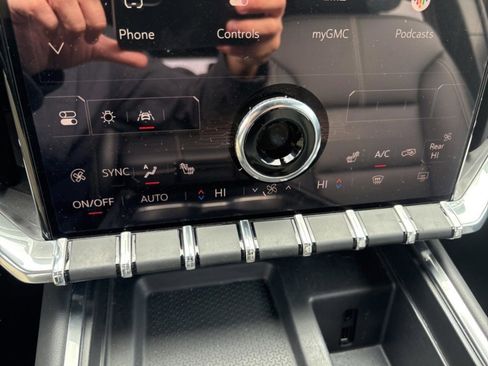 Used 2024 GMC Acadia Elevation image 17