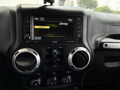 Used 2015 Jeep Wrangler Unlimited Sahara w/ Connectivity Group AWD/4WD image 21