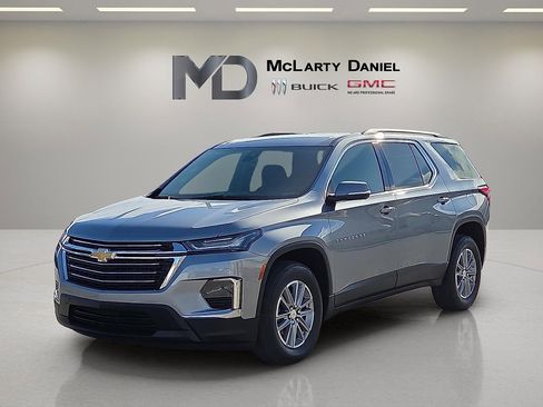 Used 2023 Chevrolet Traverse LT image 2