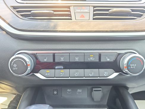 Used 2024 Nissan Altima 2.5 SV w/ SV Premium Package FWD image 18