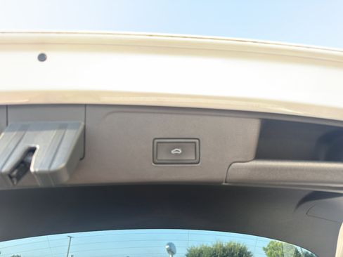 Used 2021 Volkswagen Atlas Cross Sport SE FWD image 17
