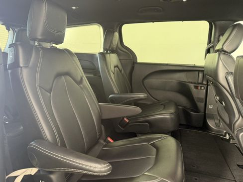 Used 2025 Chrysler Pacifica Select FWD image 13
