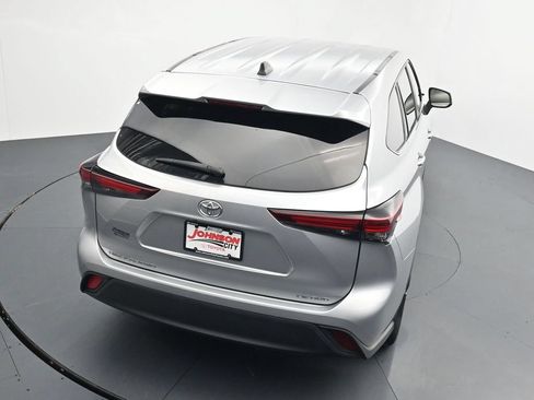 Used 2024 Toyota Highlander LE AWD/4WD image 28