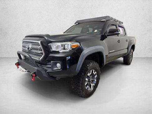 Used 2017 Toyota Tacoma TRD Off-Road AWD/4WD image 8