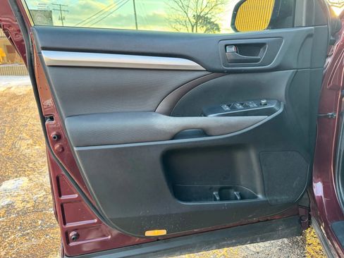 Used 2018 Toyota Highlander LE image 24