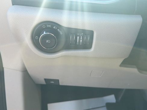 Used 2018 Chrysler Pacifica Touring-L Plus w/ Tire & Wheel Group image 11