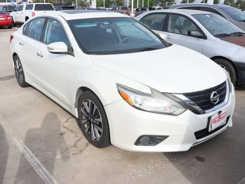 Used 2016 Nissan Altima 2.5 SV w/ Convenience Package image 2