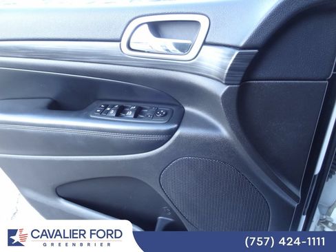 Used 2019 Jeep Grand Cherokee Laredo RWD image 14