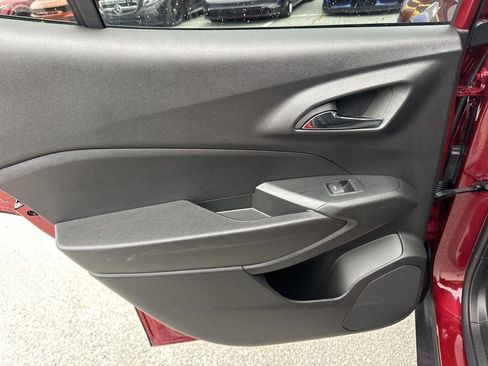 Used 2025 Chevrolet Trax LT w/ LT Convenience Package image 25