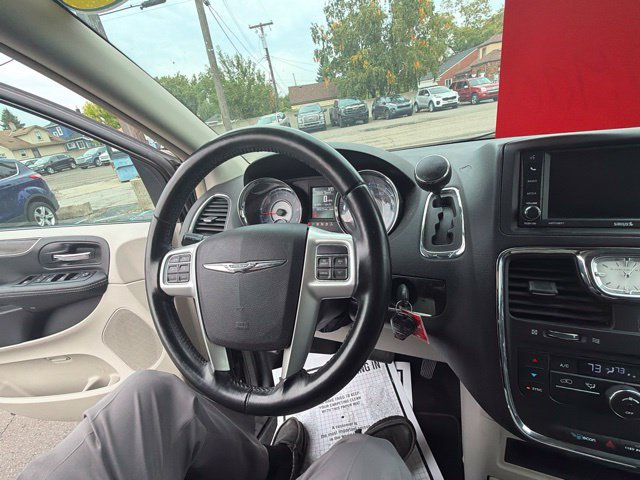 Used 2015 Chrysler Town & Country Touring FWD image 34