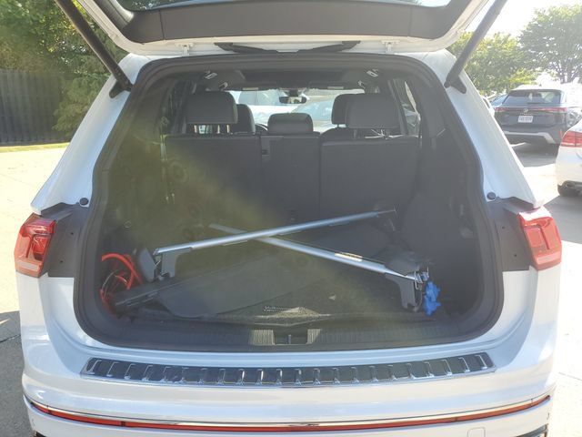 Certified 2024 Volkswagen Tiguan SEL R-Line AWD/4WD image 9