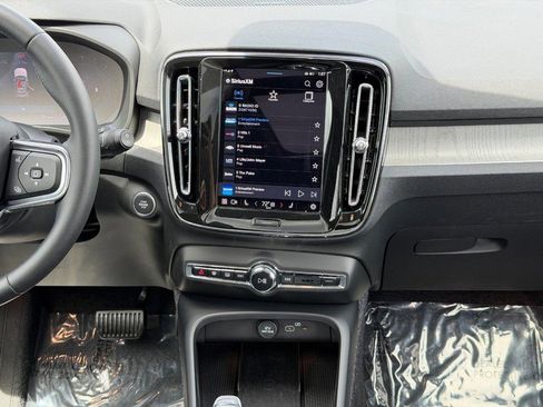 Certified 2025 Volvo XC40 B5 Plus AWD/4WD image 14
