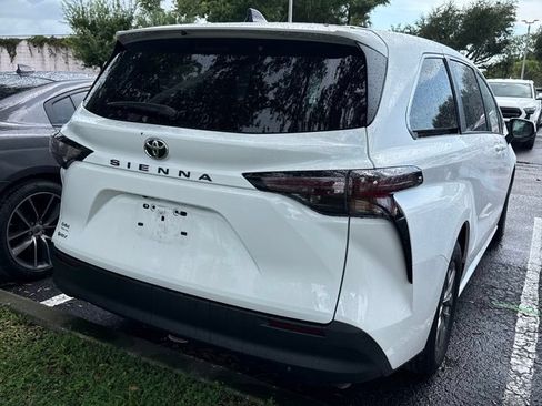 Used 2026 Toyota Sienna LE FWD image 3