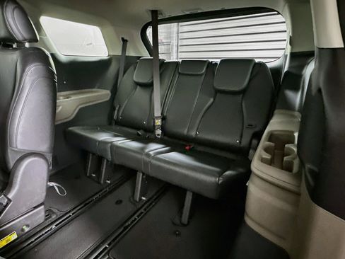 Used 2025 Kia Carnival FWD image 29