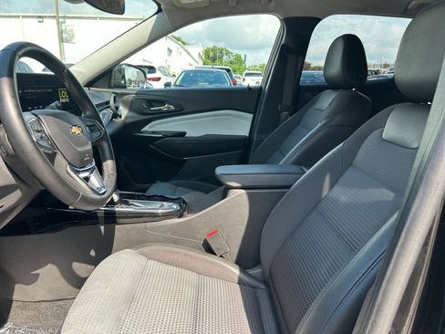 Used 2025 Chevrolet Trax LT w/ LT Convenience Package FWD image 21