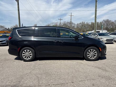 Used 2018 Chrysler Pacifica Touring Plus FWD image 3