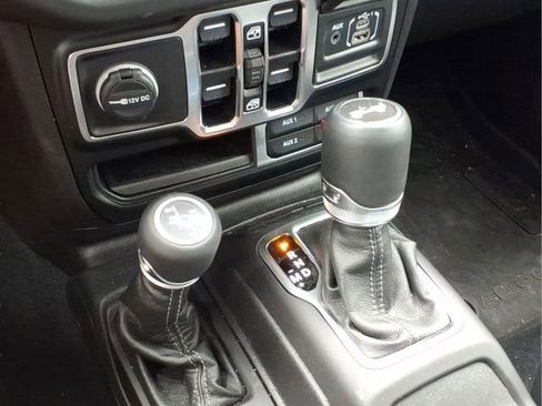 Used 2024 Jeep Wrangler Unlimited Sahara w/ Technology Group AWD/4WD image 11