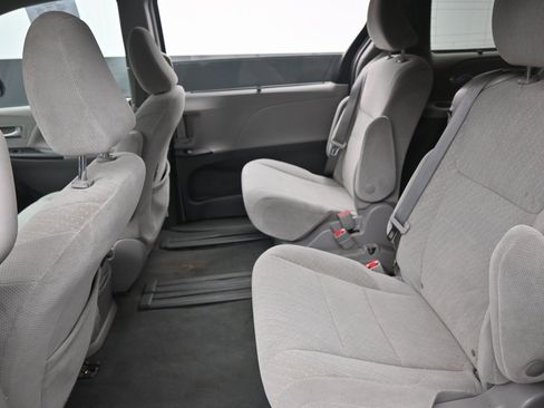 Used 2019 Toyota Sienna LE image 36
