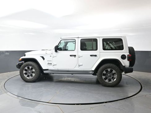 Used 2018 Jeep Wrangler Unlimited Sahara AWD/4WD image 8
