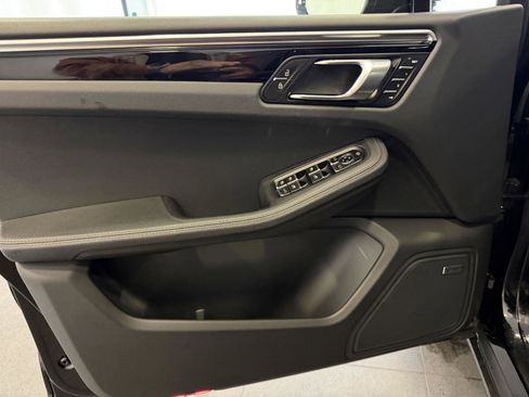 Certified 2024 Porsche Macan image 15