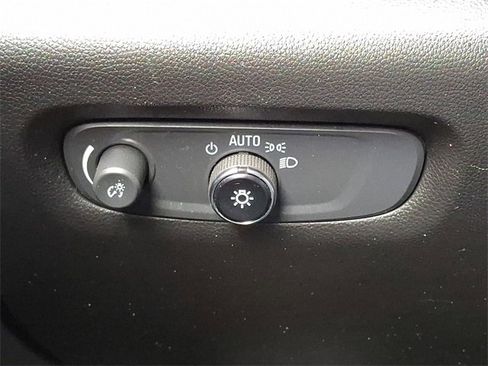 Used 2023 Chevrolet Traverse LT image 23