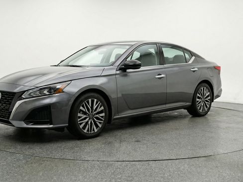 Used 2025 Nissan Altima 2.5 SV image 3