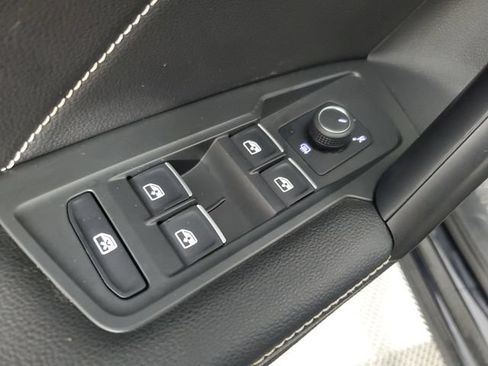Used 2023 Volkswagen Tiguan SE w/ Panoramic Sunroof Package FWD image 18