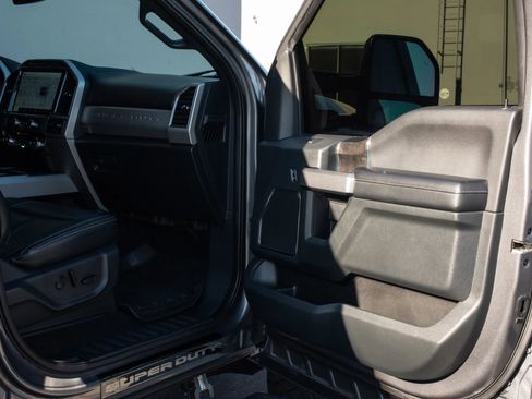 Used 2022 Ford F250 Lariat w/ Black Appearance Package image 18