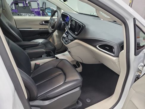 Used 2023 Chrysler Pacifica Touring-L FWD image 21