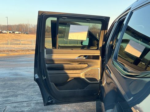 Used 2023 Jeep Wagoneer Series II w/ Convenience Group I image 38