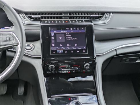 Used 2024 Jeep Grand Cherokee Laredo RWD image 17