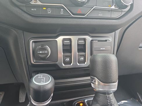Used 2025 Jeep Wrangler Sport AWD/4WD image 27